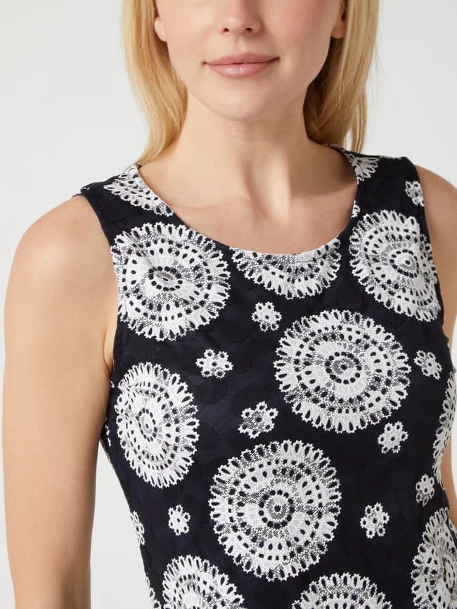 Apricot Kleid Mit Ornament-Muster - Marineblau 5 Apricot Kleid Mit Ornament-Muster - Marineblau – Bild 3