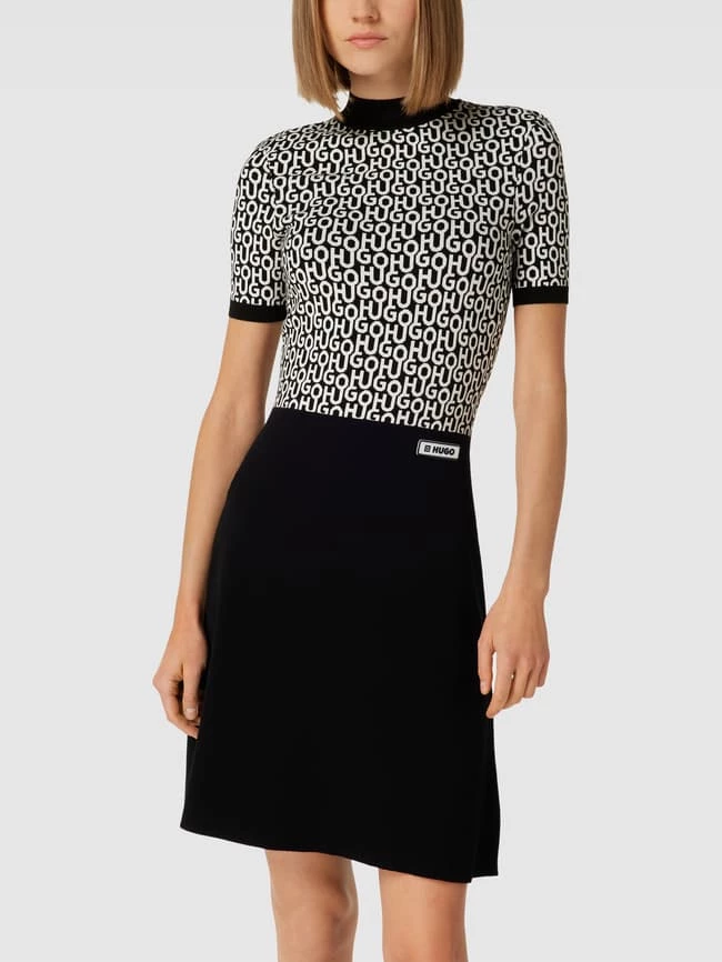 HUGO Knielanges Kleid Mit Allover-Label-Muster Modell 'Sadremmy' - Schwarz 6 HUGO Knielanges Kleid Mit Allover-Label-Muster Modell 'Sadremmy' - Schwarz – Bild 4