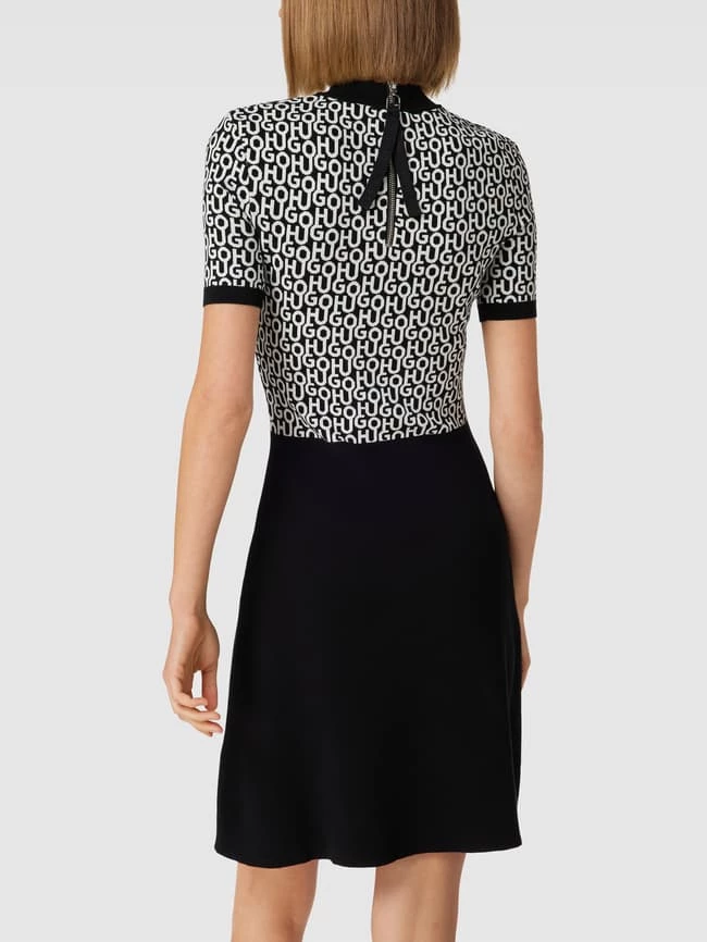 HUGO Knielanges Kleid Mit Allover-Label-Muster Modell 'Sadremmy' - Schwarz 7 HUGO Knielanges Kleid Mit Allover-Label-Muster Modell 'Sadremmy' - Schwarz – Bild 5