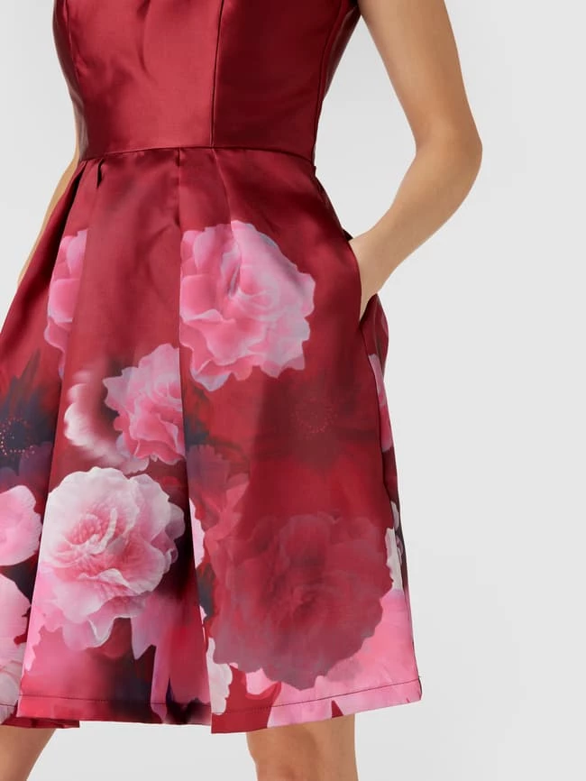 CHI CHI London Cocktailkleid Mit V-Ausschnitt - Bordeaux Rot 5 CHI CHI London Cocktailkleid Mit V-Ausschnitt - Bordeaux Rot – Bild 3