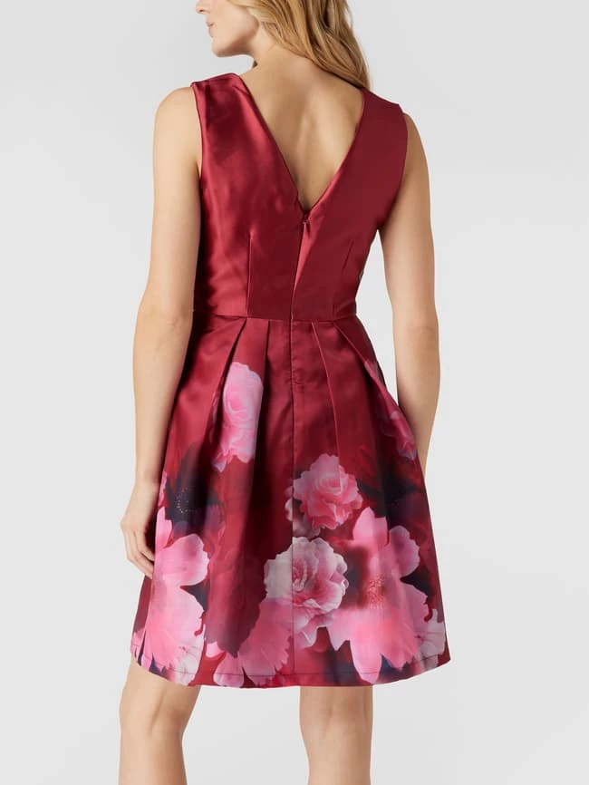 CHI CHI London Cocktailkleid Mit V-Ausschnitt - Bordeaux Rot 7 CHI CHI London Cocktailkleid Mit V-Ausschnitt - Bordeaux Rot – Bild 5