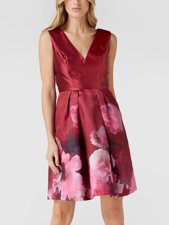 CHI CHI London Cocktailkleid Mit V-Ausschnitt - Bordeaux Rot 6 CHI CHI London Cocktailkleid Mit V-Ausschnitt - Bordeaux Rot – Bild 4